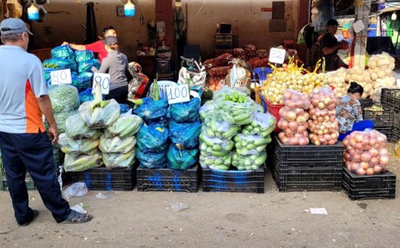 Dịp lễ lượng hàng hóa về chợ đầu mối dồi dào, giá không tăng. Ảnh: Huân Cao