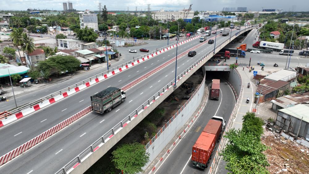 Nút giao Mỹ Thủy đã hoàn thành một số cầu, hầm chui.  Ảnh: Anh Tú