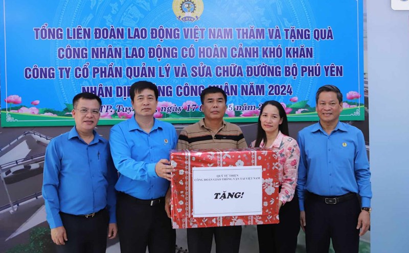 Vice President of the Vietnam General Confederation of Labor Huynh Thanh Xuan (far right) and leaders of the Vietnam Transport Trade Union presented gifts to union members on the occasion of Workers' Month 2024. Photo: Hoai Luan