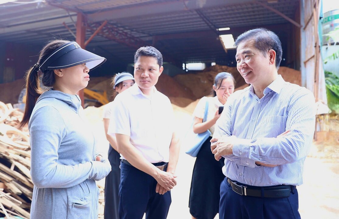 Lãnh đạo LĐLĐ Thành phố Hà Nội và lãnh đạo Quỹ trợ vốn CNVCLĐ nghèo Thủ đô phát triển kinh tế gia đình trao đổi với đoàn viên đang vay vốn từ Quỹ trợ vốn. Ảnh: Mạnh Quân