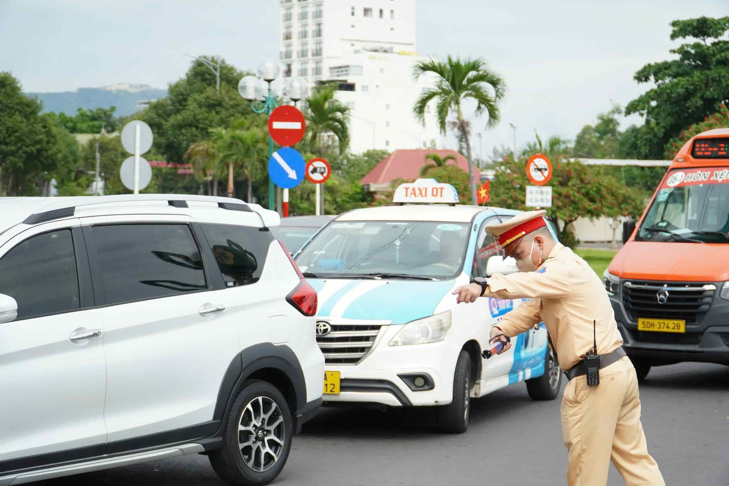 Traffic police forces have been increased to regulate traffic during the holiday. Photo: Huu Long