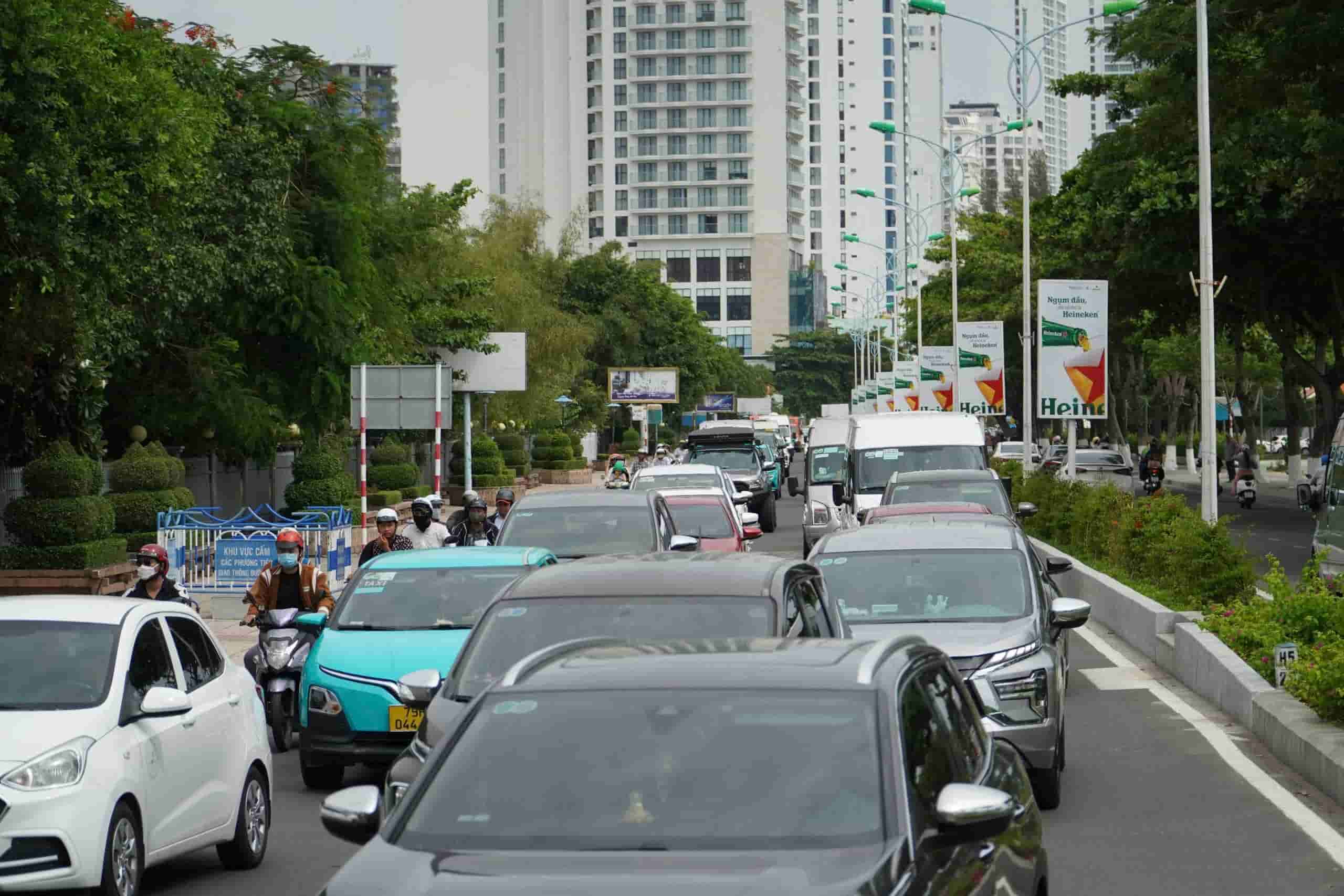 Dòng xe ô tô phải nhích chậm khi di chuyển trên đường Trần Phú, Nha Trang. Ảnh: Hữu Long