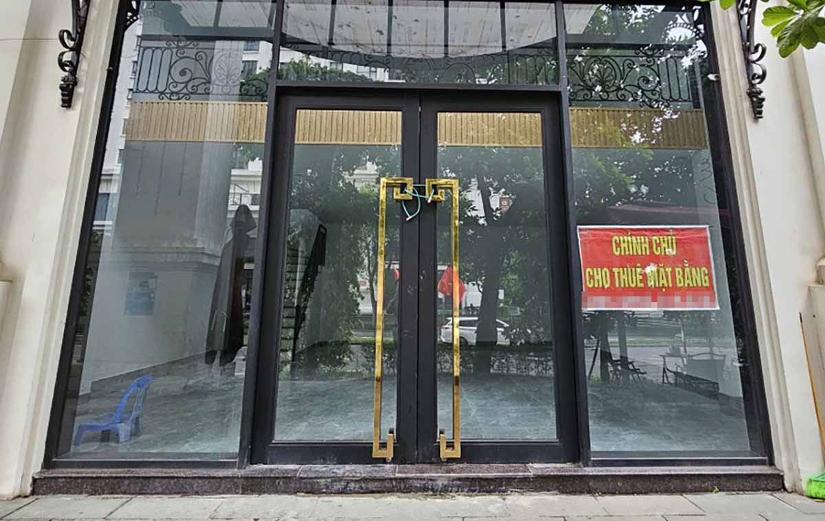 Nhiều mặt bằng shophouse khối đế chung cư đang bỏ trống, treo biển cho thuê. Ảnh: Cao Nguyên.