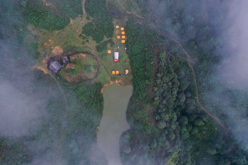 Bản Sâu Chua vẫn còn giữ được nét hoang sơ với núi rừng xanh mướt, “biển” mây bồng bềnh và những nếp nhà của đồng bào người H'Mông. Ảnh: Hải Trần