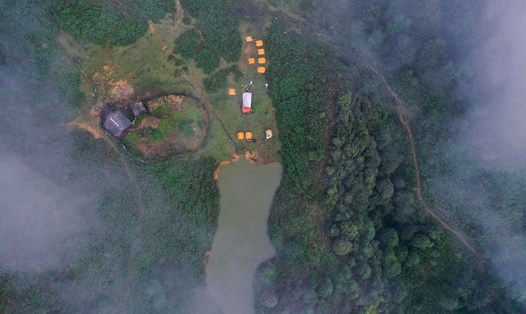 Bản Sâu Chua vẫn còn giữ được nét hoang sơ với núi rừng xanh mướt, “biển” mây bồng bềnh và những nếp nhà của đồng bào người H'Mông. Ảnh: Hải Trần