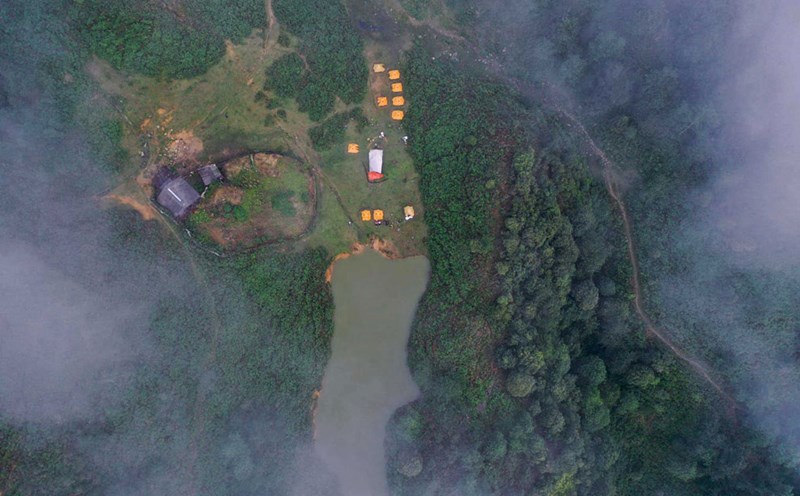 Bản Sâu Chua vẫn còn giữ được nét hoang sơ với núi rừng xanh mướt, “biển” mây bồng bềnh và những nếp nhà của đồng bào người H'Mông. Ảnh: Hải Trần