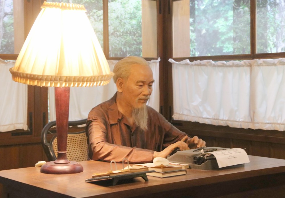 Tượng sáp Chủ tịch Hồ Chí Minh đang làm việc - trưng bày tại Bảo tàng Hồ Chí Minh. Ảnh: Trần Vương