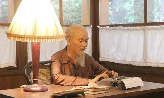 Tượng sáp Chủ tịch Hồ Chí Minh đang làm việc - trưng bày tại Bảo tàng Hồ Chí Minh. Ảnh: Trần Vương