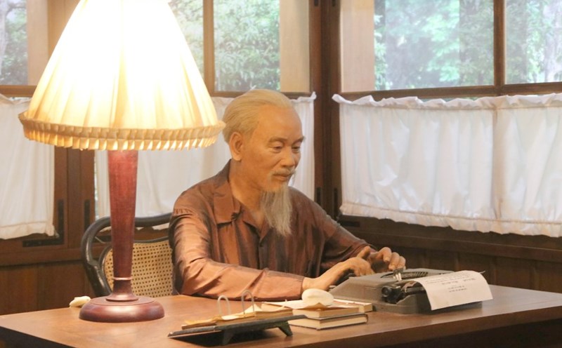 Tượng sáp Chủ tịch Hồ Chí Minh đang làm việc - trưng bày tại Bảo tàng Hồ Chí Minh. Ảnh: Trần Vương