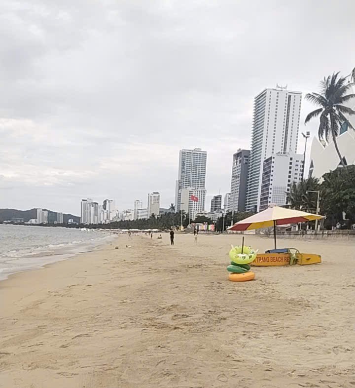 Images of Nha Trang beach before and after environmental workers collected the clumped oil. Photo: Huu Long