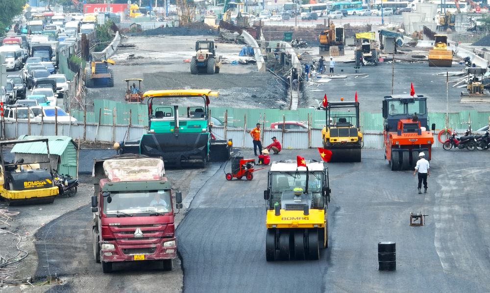 Công nhân thi công xuyên lễ tại công trình trọng điểm ở TPHCM.
