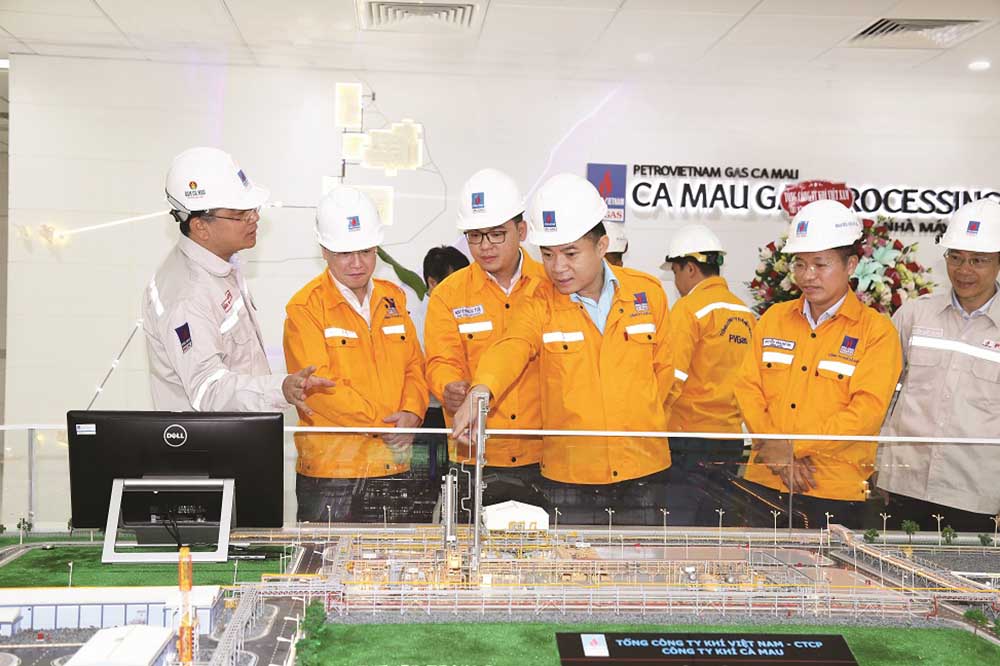 Tổng Giám đốc Petrovietnam Lê Ngọc Sơn nghe báo cáo tại Nhà máy Xử lý khí Cà Mau. Ảnh: PVN cung cấp.