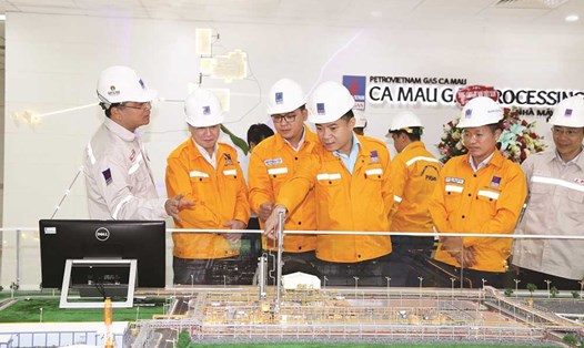 Tổng Giám đốc Petrovietnam Lê Ngọc Sơn nghe báo cáo tại Nhà máy Xử lý khí Cà Mau. Ảnh: PVN cung cấp.