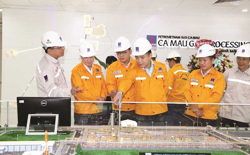 Tổng Giám đốc Petrovietnam Lê Ngọc Sơn nghe báo cáo tại Nhà máy Xử lý khí Cà Mau. Ảnh: PVN cung cấp.