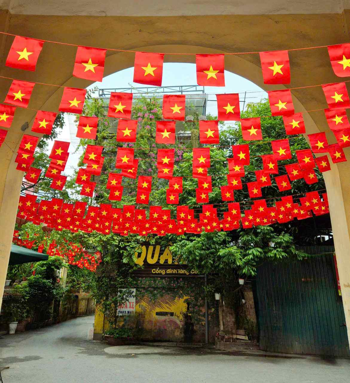The gate of Cot village communal house bears traditional cultural values. Photo: Chi Mai