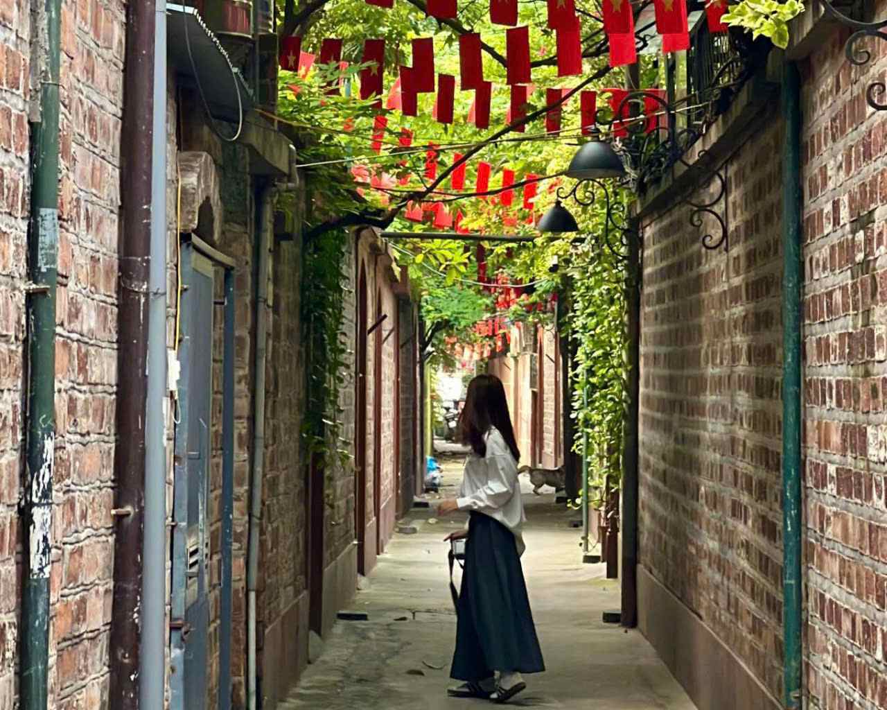 Peaceful Tu Hoa Alley on September 2nd holiday. Photo: Myndeyyy