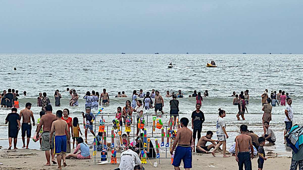 Tourists swimming in the sea. Photo: Duy Tuan