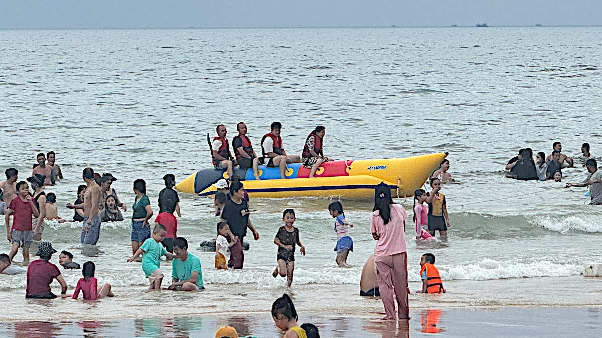 Water canoe carrying tourists to experience gliding on the sea surface. Photo: Duy Tuan