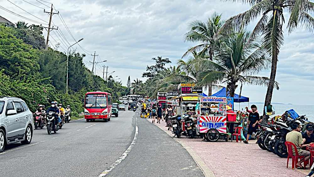 Cars crowded along the beach. Photo: Duy Tuan