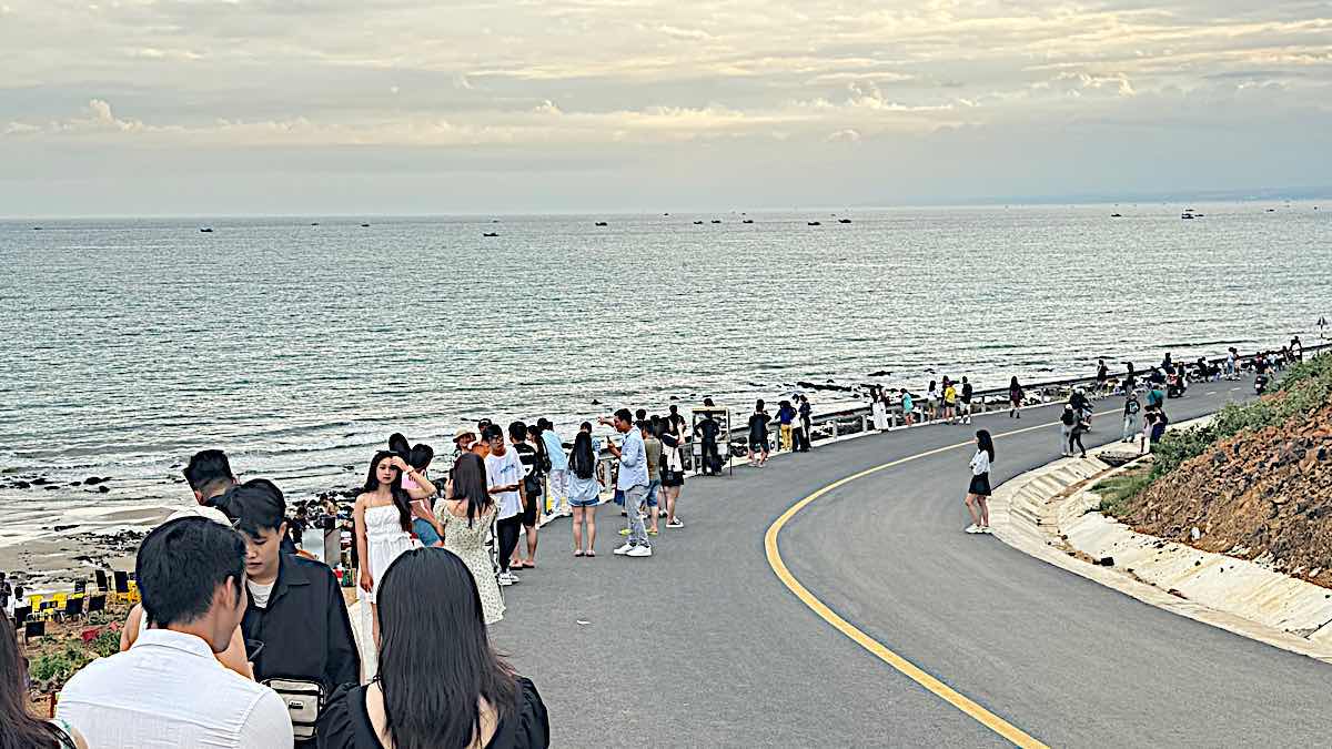 Sunset slope attracts young people. Photo: Duy Tuan