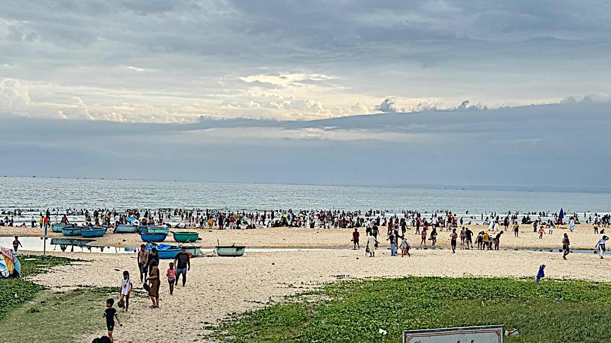 Ong Dia Stone Beach is crowded with tourists. Photo: Duy Tuan