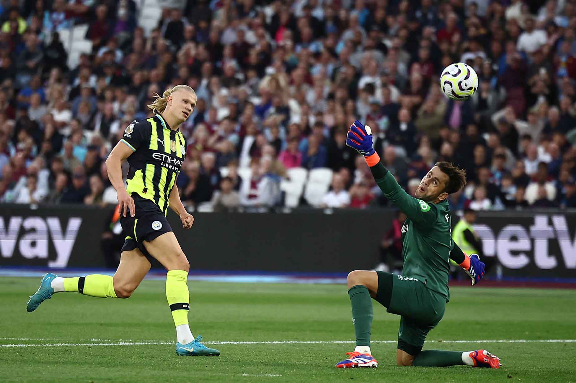 Erling Haaland chỉ cần một vài khoảnh khắc là đủ để có 3 bàn vào lưới West Ham. Ảnh: AFP