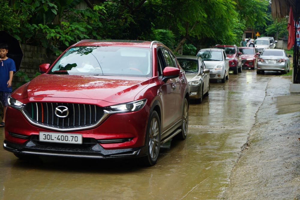 Also due to the large number of vehicles coming here, local traffic jams often occur within about 10km (from Ho Chi Minh trail to Thac May). Photo: Quach Du