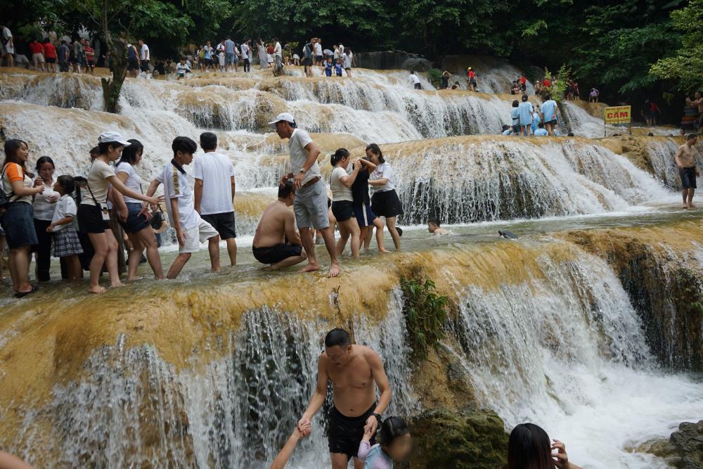Although it was rainy in the morning, many tourists flocked to May Waterfall. Photo: Quach Du