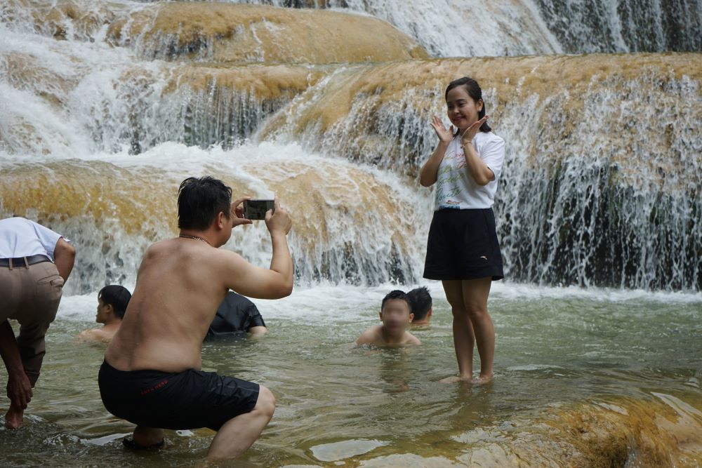 Young people freely check-in and enjoy the scenery at May Waterfall during the holiday. Photo: Quach Du