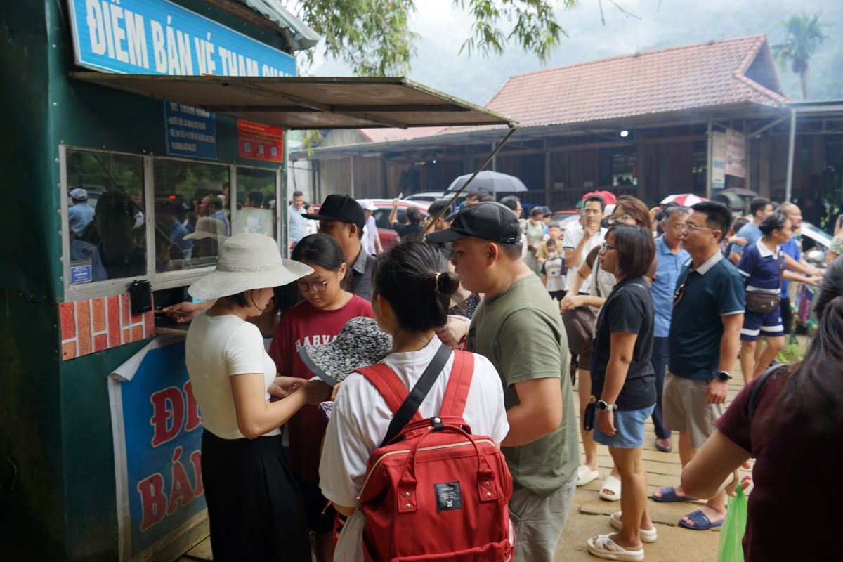 Due to the large number of people, tourists had to jostle to buy tickets to enter the waterfall. Photo: Quach Du
