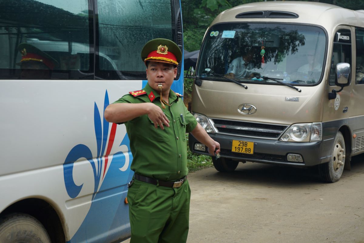 Authorities direct traffic to and from Thac May to reduce congestion. Photo: Quach Du