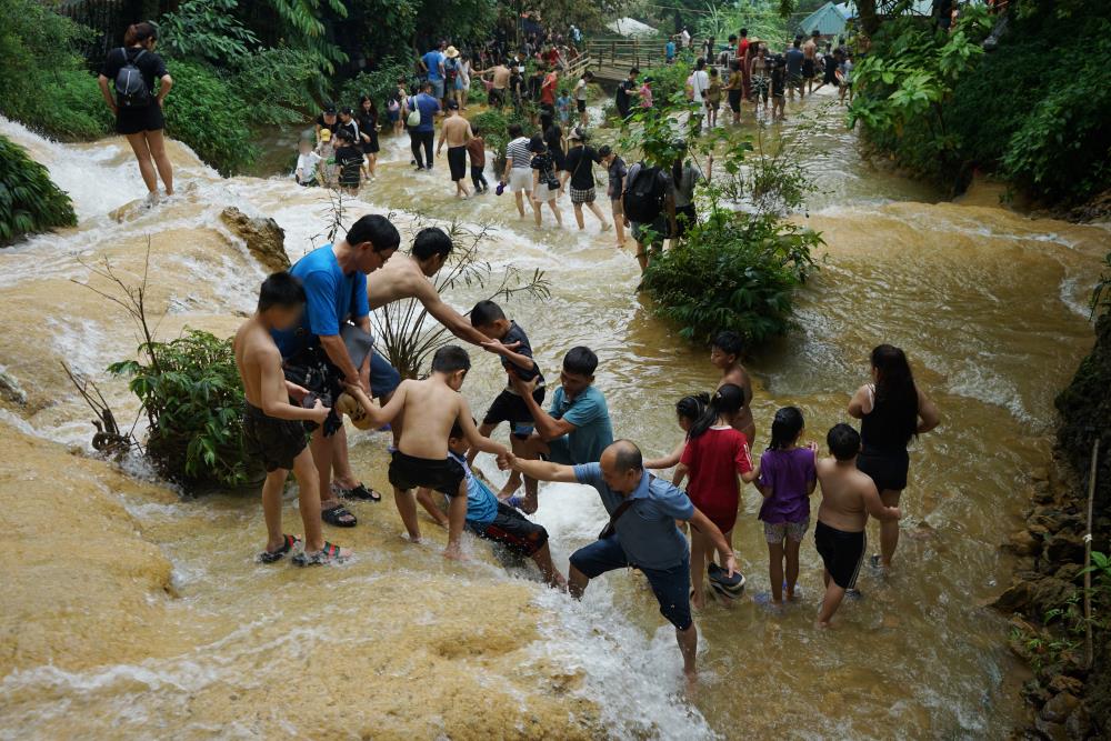 By early afternoon of the same day, when the weather began to clear up, the number of tourists flocking to May Waterfall was increasing. Photo: Quach Du