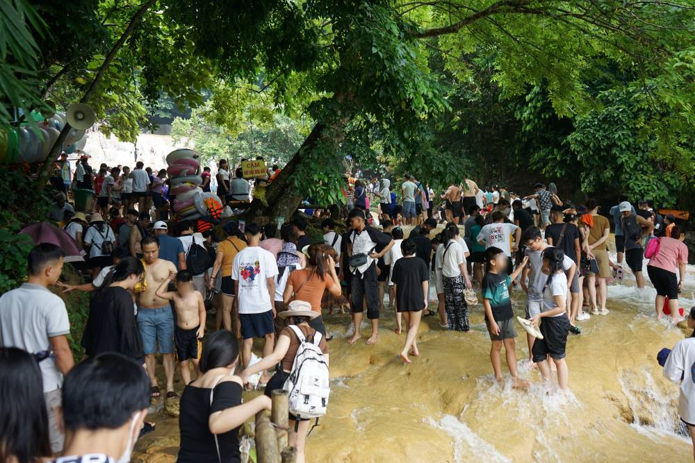 According to Lao Dong, on September 1, thousands of people and tourists came to May Waterfall (in Thach Lam commune, Thach Thanh district, Thanh Hoa province) to sightsee and bathe. Photo: Quach Du