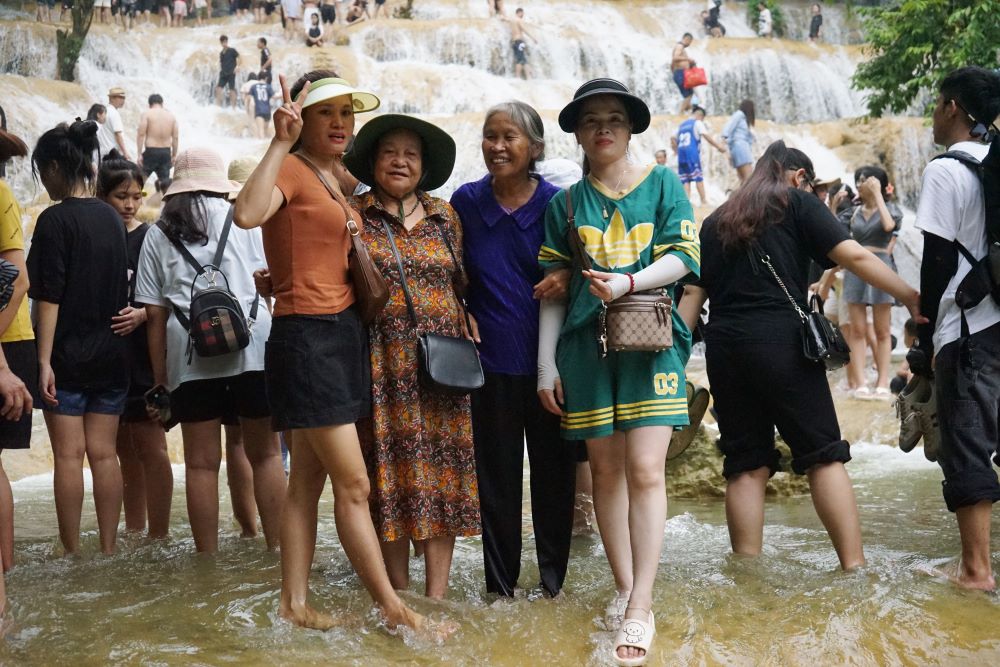 Coming to May Waterfall, there are many ages, from children to the elderly. Photo: Quach Du