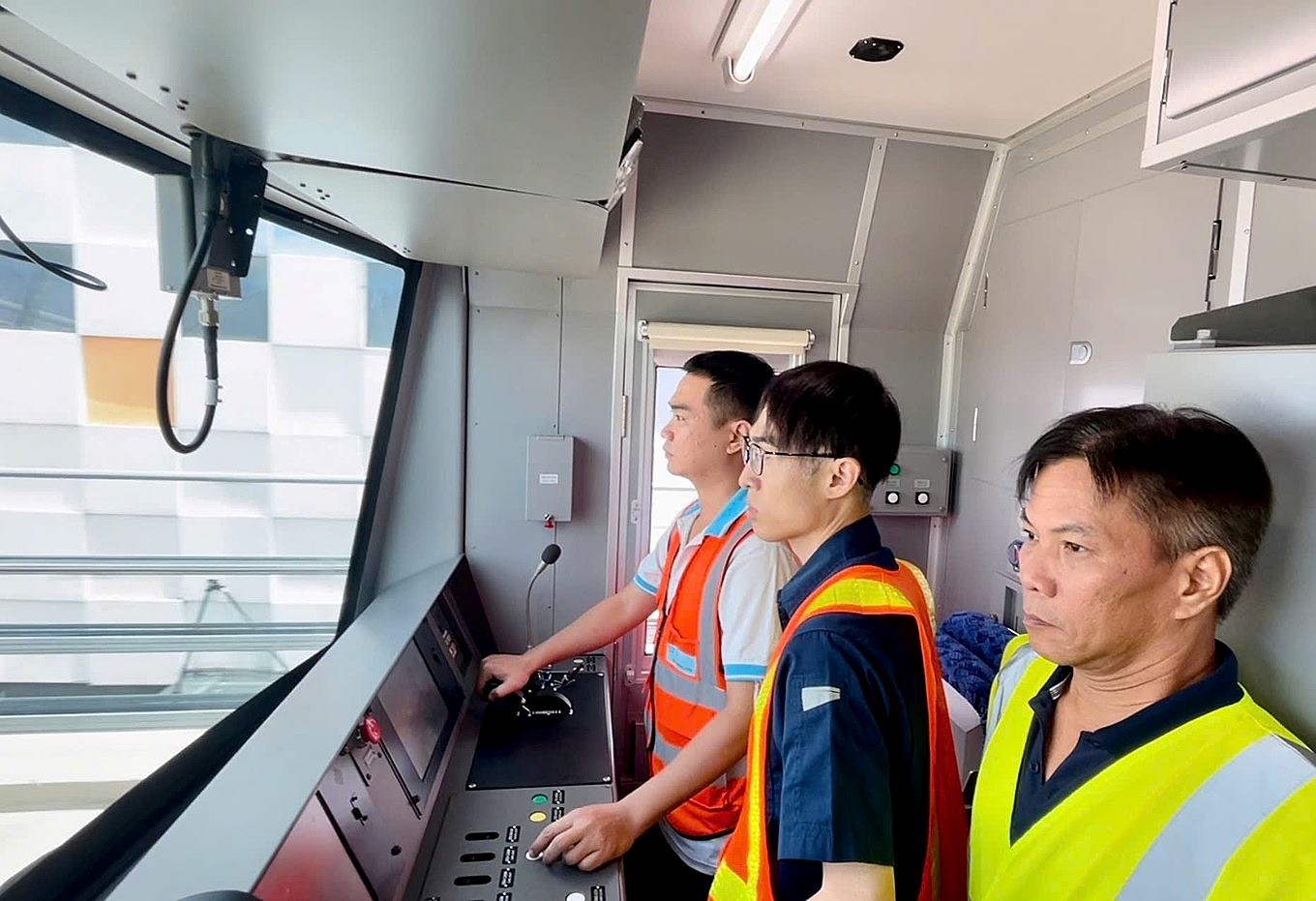 Train driver trainees of Metro Line 1 directly test run the entire line, August 30. Photo: MAUR