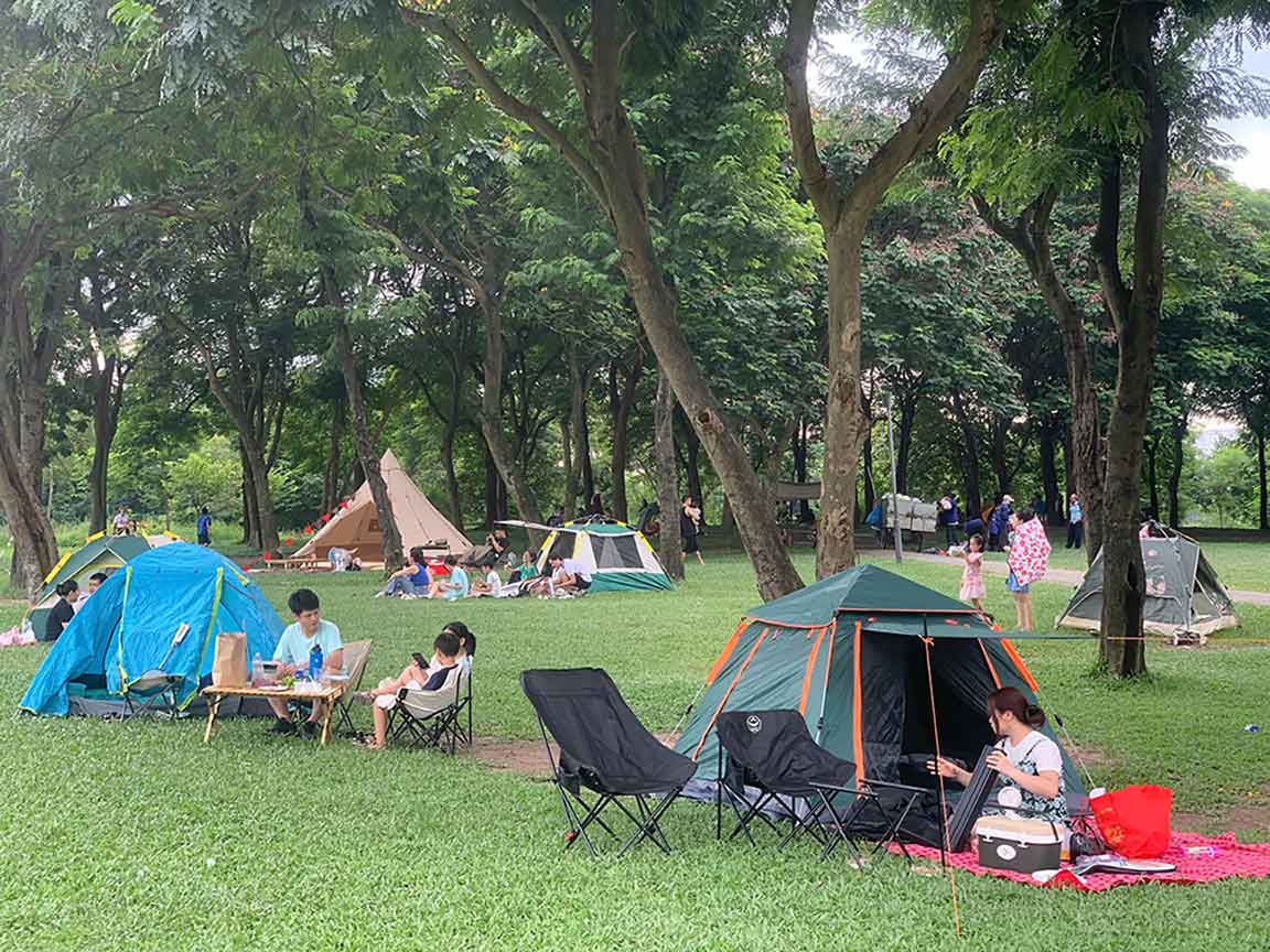 Công viên Yên Sở (quận Hoàng Mai, Hà Nội) thu hút hàng trăm người dân tới cắm trại. Ảnh: Nhật Minh