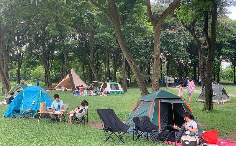 Công viên Yên Sở (quận Hoàng Mai, Hà Nội) thu hút hàng trăm người dân tới cắm trại. Ảnh: Nhật Minh