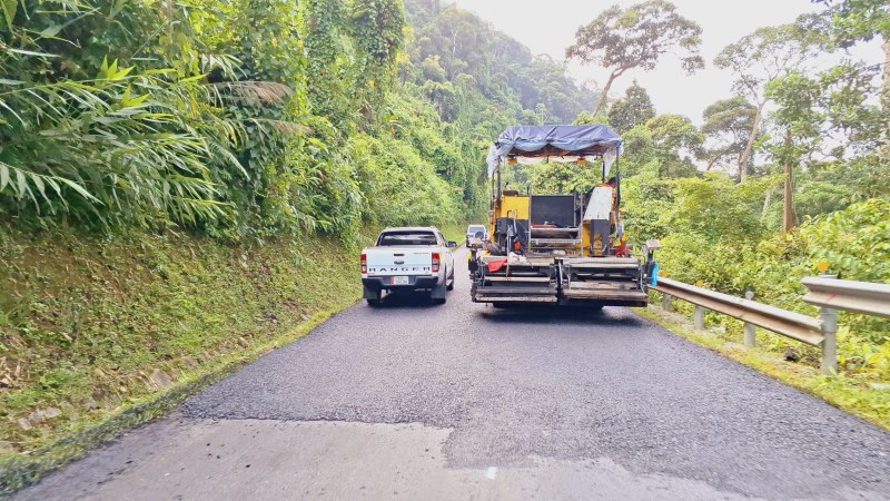 National Highway 40B, the section connecting Bac Tra My district to Nam Tra My district, Quang Nam, is under periodic repair. Photo by Hoang Bin