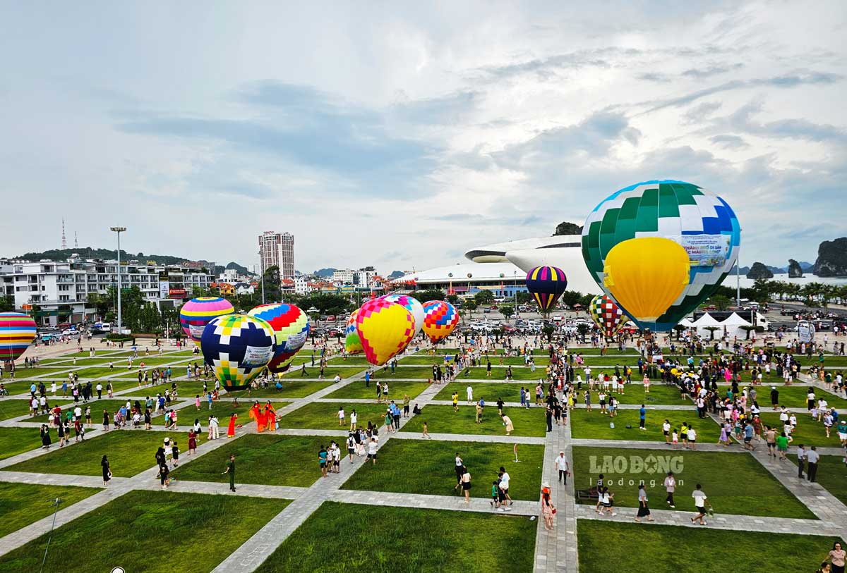 It is estimated that about 289,000 tourists visited Quang Ninh during the two-day holiday. Photo: Doan Hung