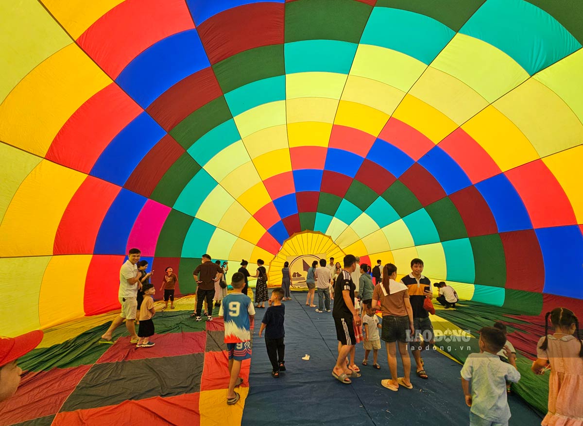 Nhân dân du khách tham quan bên trong khinh khí cầu tại Lễ hội Khinh khí cầu Hạ Long 2024. Ảnh: Đoàn Hưng