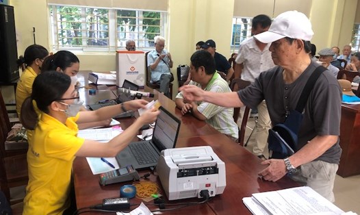 Tăng lương hưu giúp cải thiện đời sống của những người về hưu. Ảnh minh họa: Bảo Hân