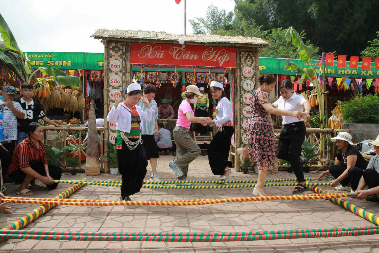 Ms. Nguyen Thi Hoa, Vice Chairman of the People's Committee of Moc Chau district, Son La province, informed that during this year's culture and tourism week, there is something very special, which is that Moc Chau will organize a performance of national intangible cultural heritages, 11 heritages will be recreated at this year's festival.