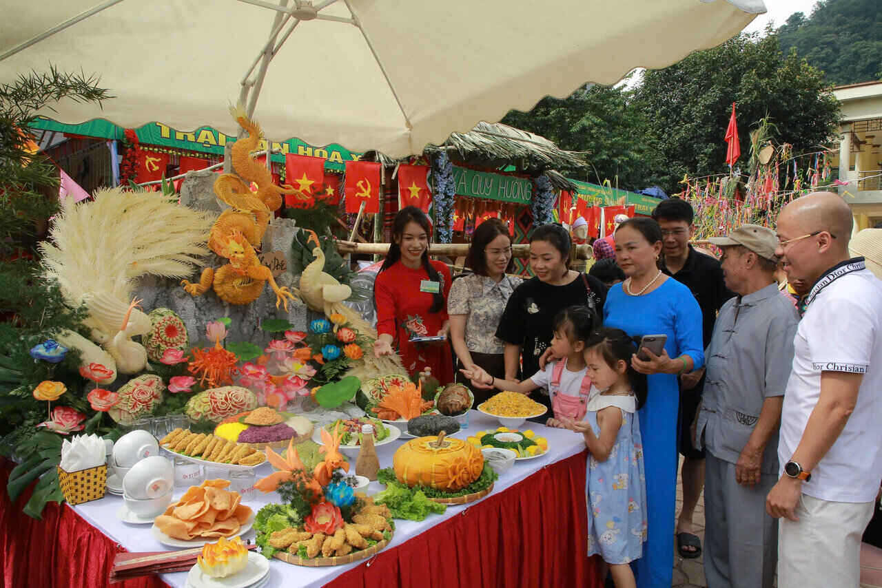 According to Ms. Hoa, on September 1, Moc Chau district welcomed tens of thousands of tourists coming to visit, travel and relax. Photo: Minh Thanh