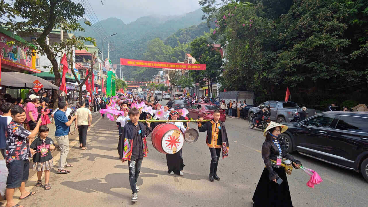 According to Lao Dong Newspaper, thousands of people and tourists from all over the country flocked to Moc Chau to celebrate Independence Day. Photo: Tran Long