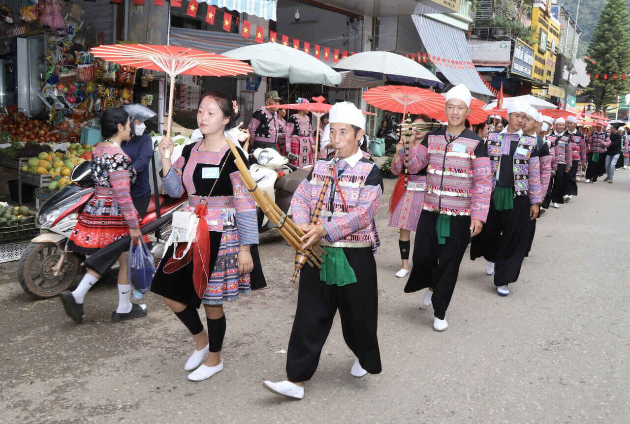 Street community activities of Mong ethnic people. Photo: Minh Thanh