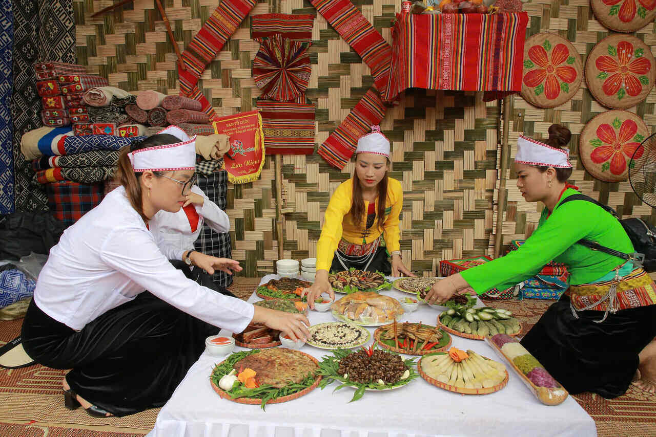 Visitors can immerse themselves in the unique cultural space of the ethnic groups, such as experiencing the culinary culture of the ethnic groups, performing community culture; performing Mong ethnic folk art; displaying beautiful photo exhibitions, games of pushing sticks, dancing, beating tu lu, pounding sticky rice cakes, throwing cones... Photo: Tran Long