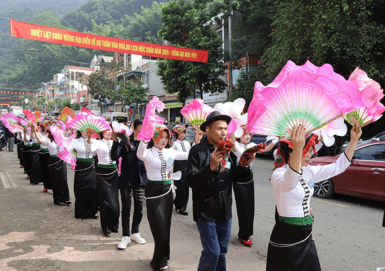 Thai ethnic people participate in street community activities in Moc Chau plateau. Photo: Minh Thanh