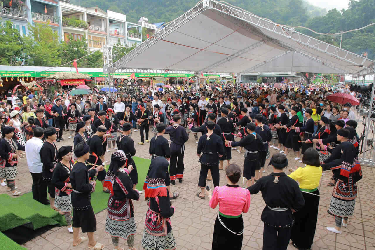 People and tourists experience the cultural space of ethnic groups. Photo: Minh Nguyen