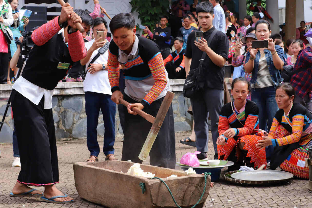 Rice cake pounding competition at the 2024 Culture and Tourism Week “Moc Chau - Call of the season of love”. Photo: Minh Thanh