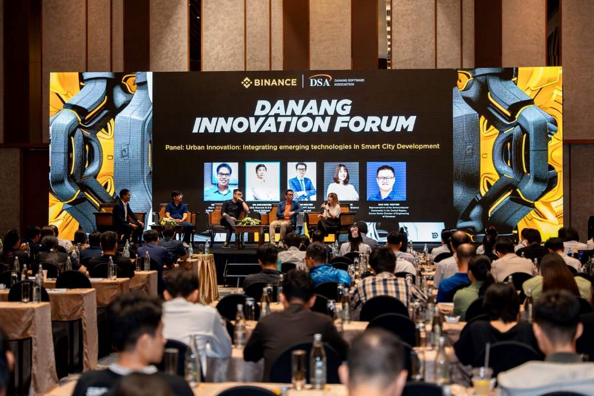 Các diễn giả thảo luận về chủ đề: “Công nghệ mới kiến tạo thành phố thông minh”. Ảnh: Hoàng Khương